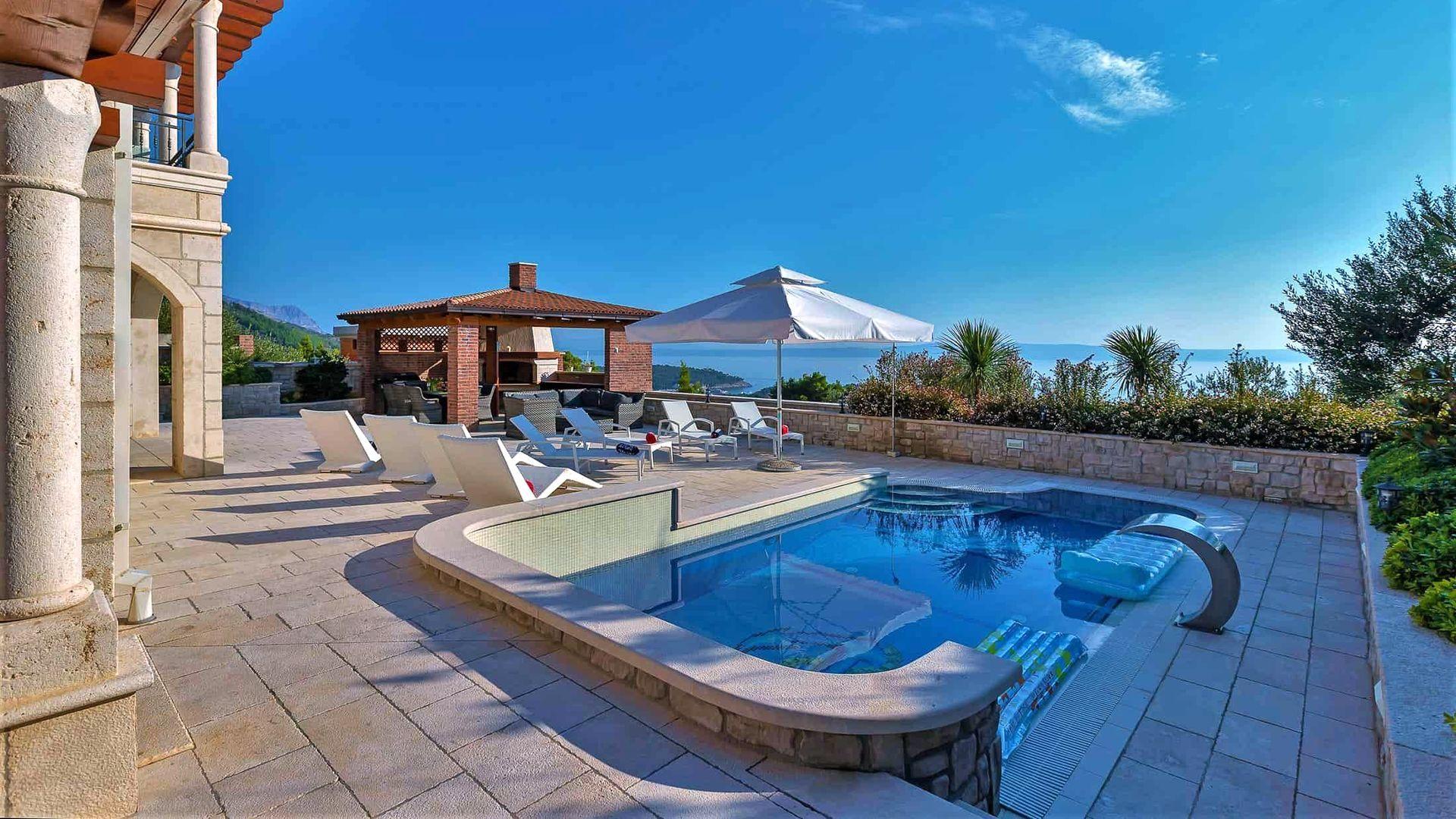 Kamienna willa z otwartym widokiem na morze