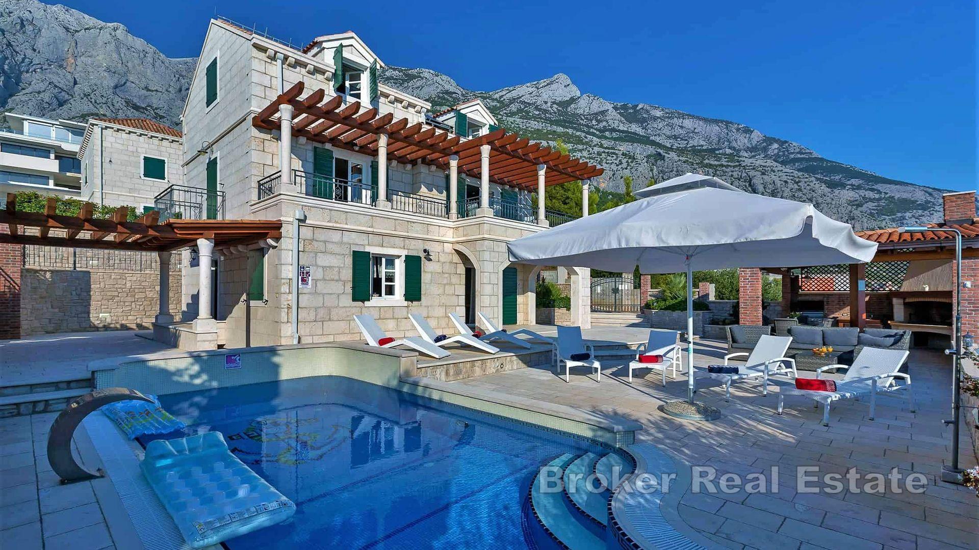 Villa in pietra con vista sul mare aperto