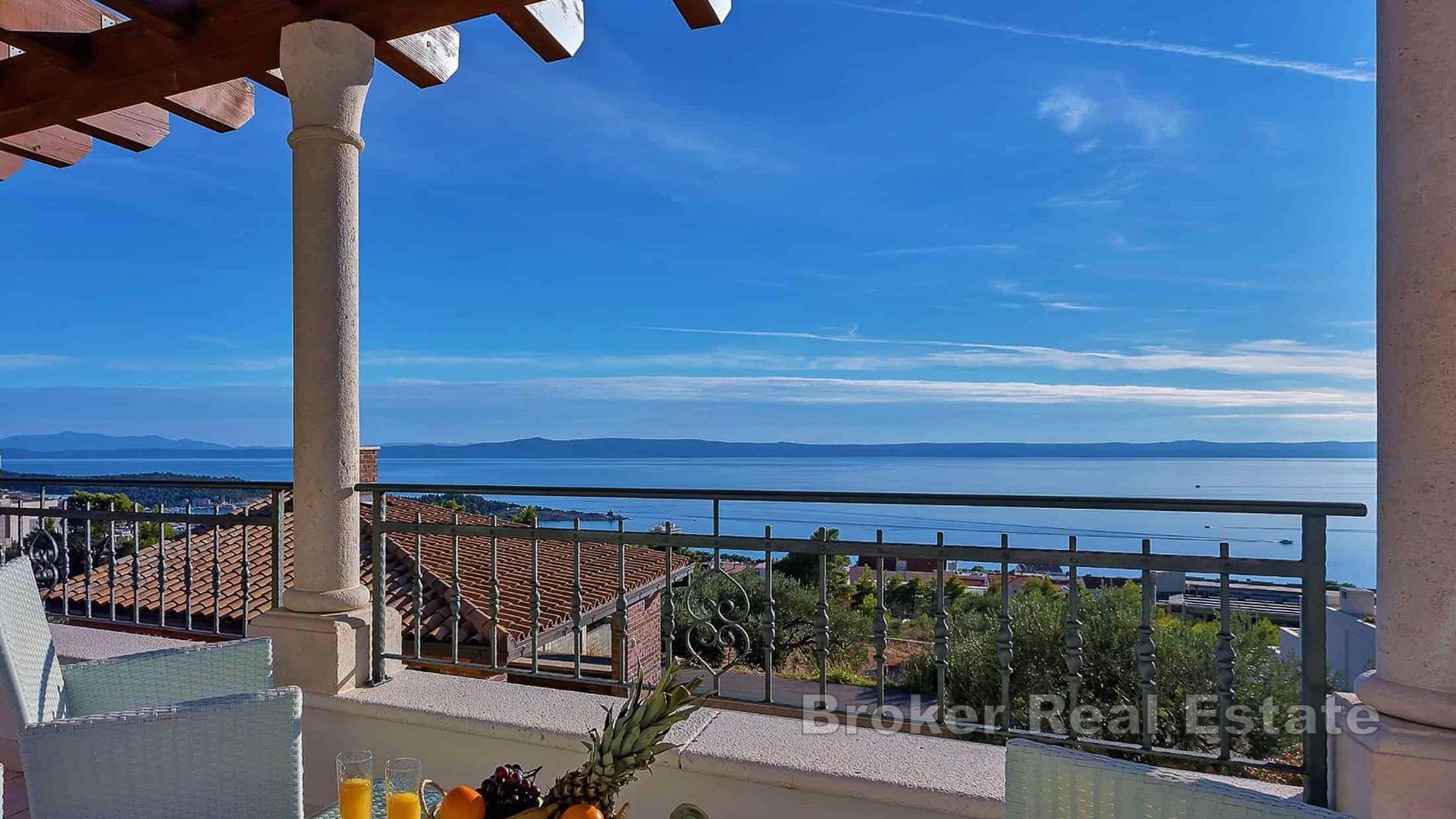 Kamienna willa z otwartym widokiem na morze