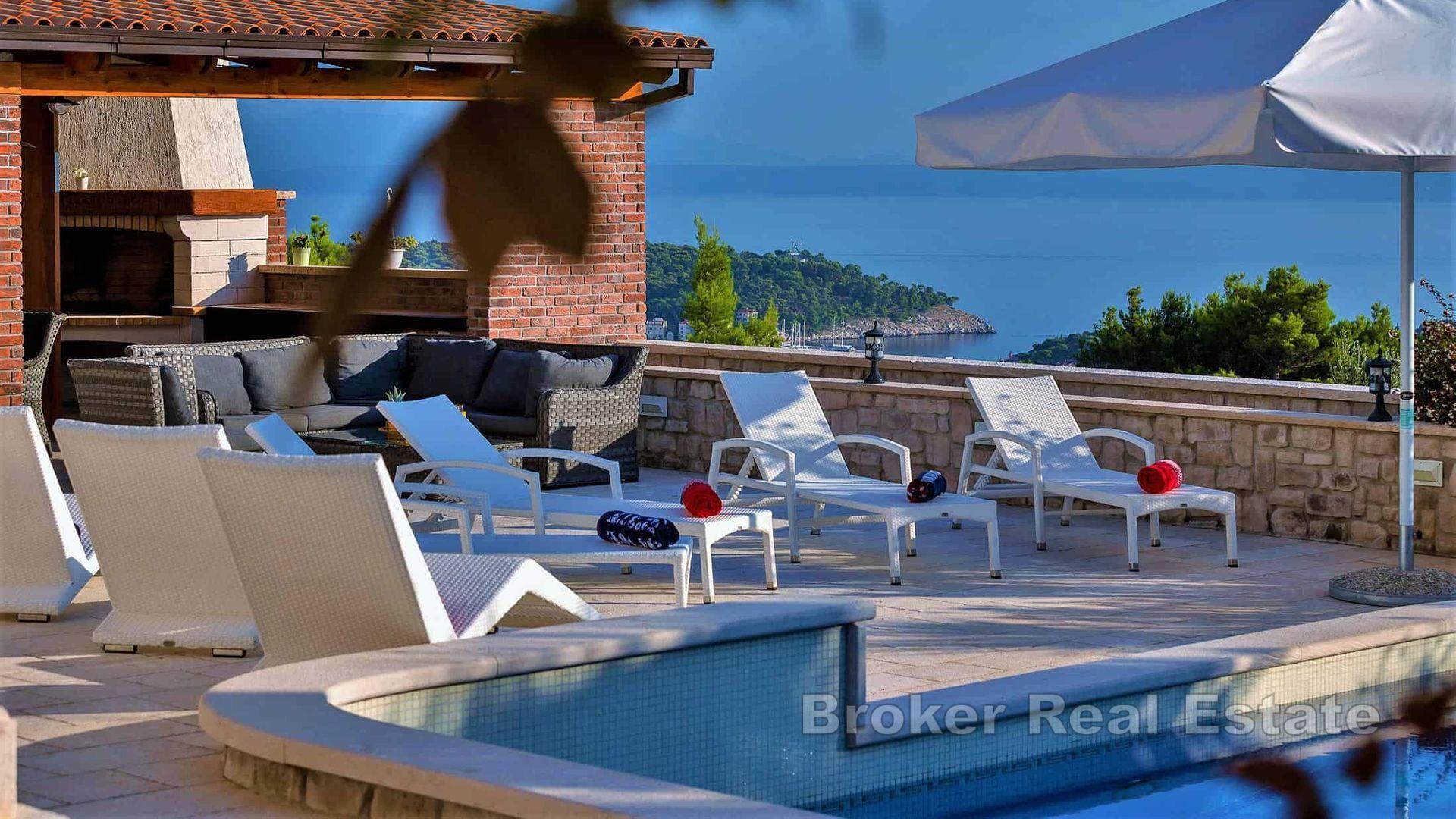 Kamienna willa z otwartym widokiem na morze