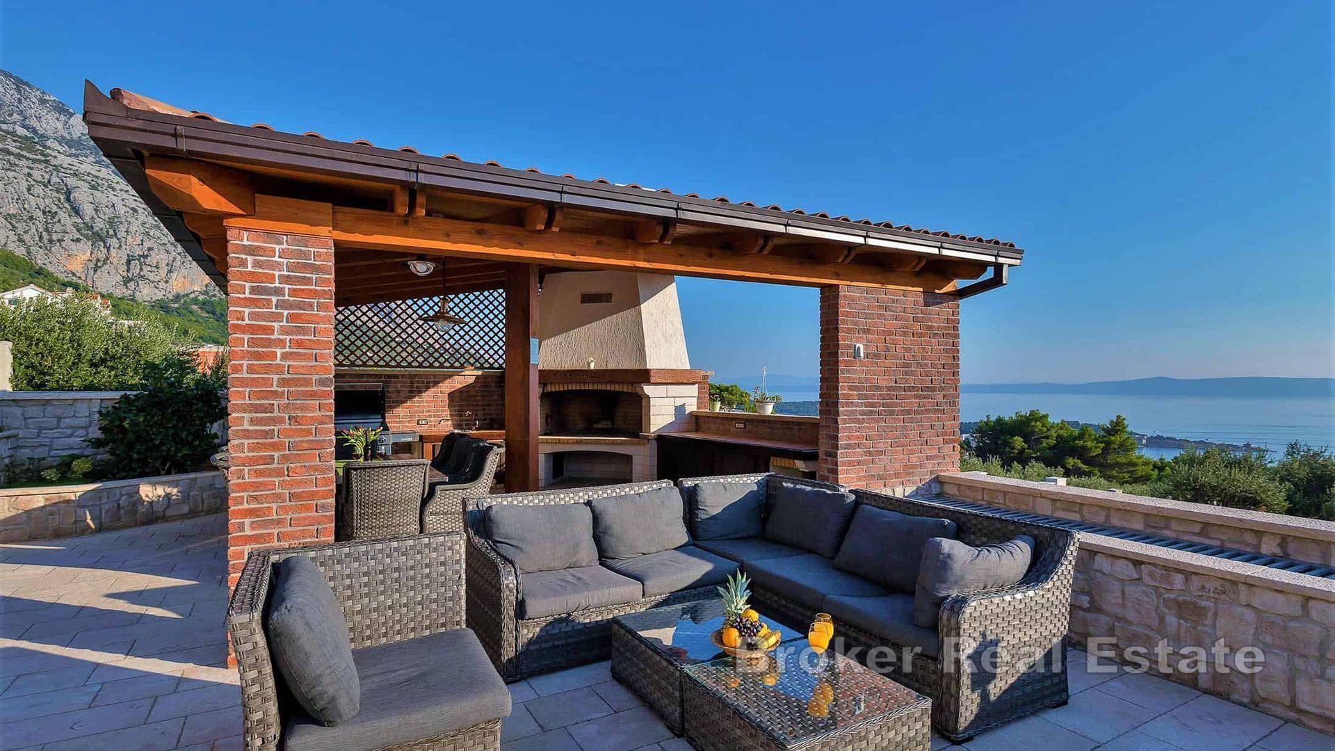 Kamienna willa z otwartym widokiem na morze