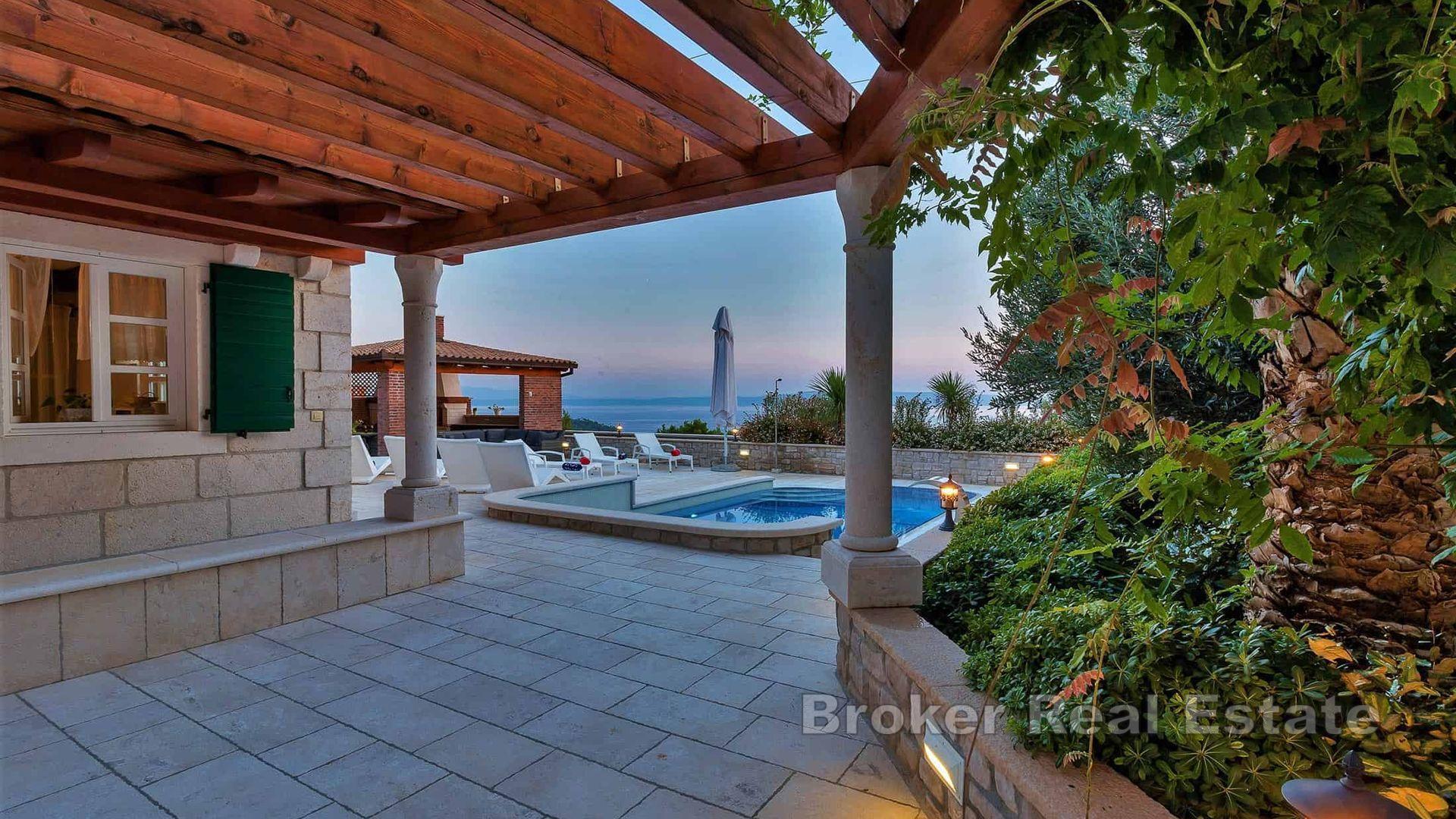 Villa in pietra con vista sul mare aperto