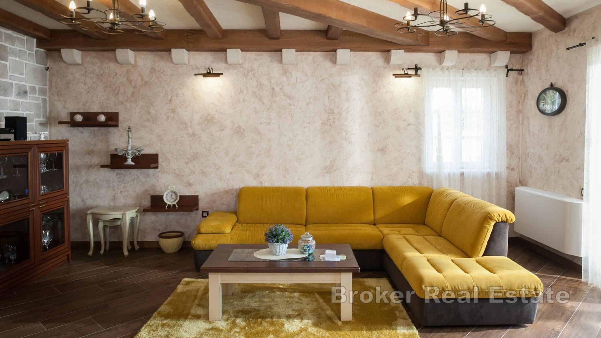 Villa in pietra con vista sul mare aperto