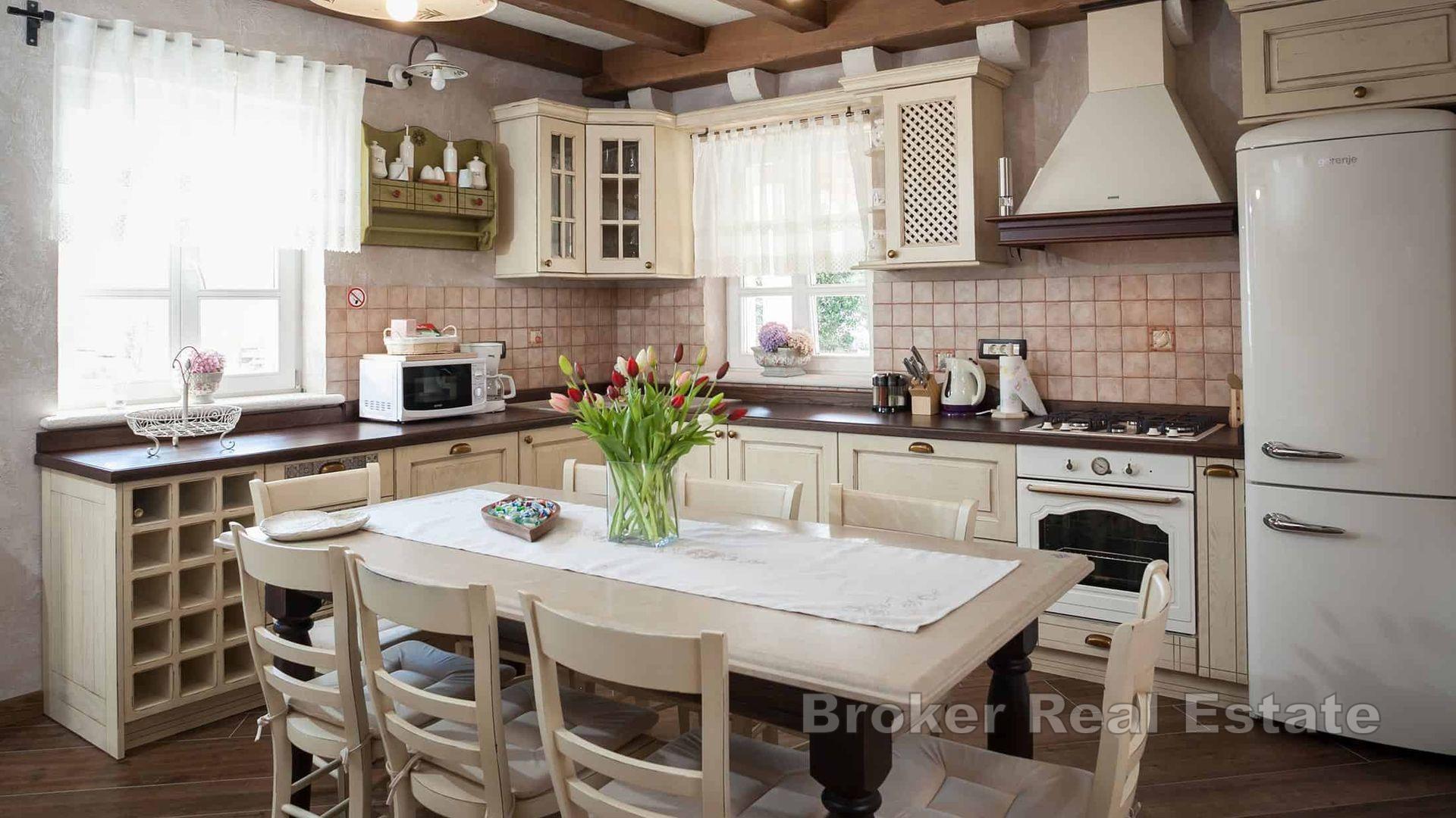 Kamienna willa z otwartym widokiem na morze