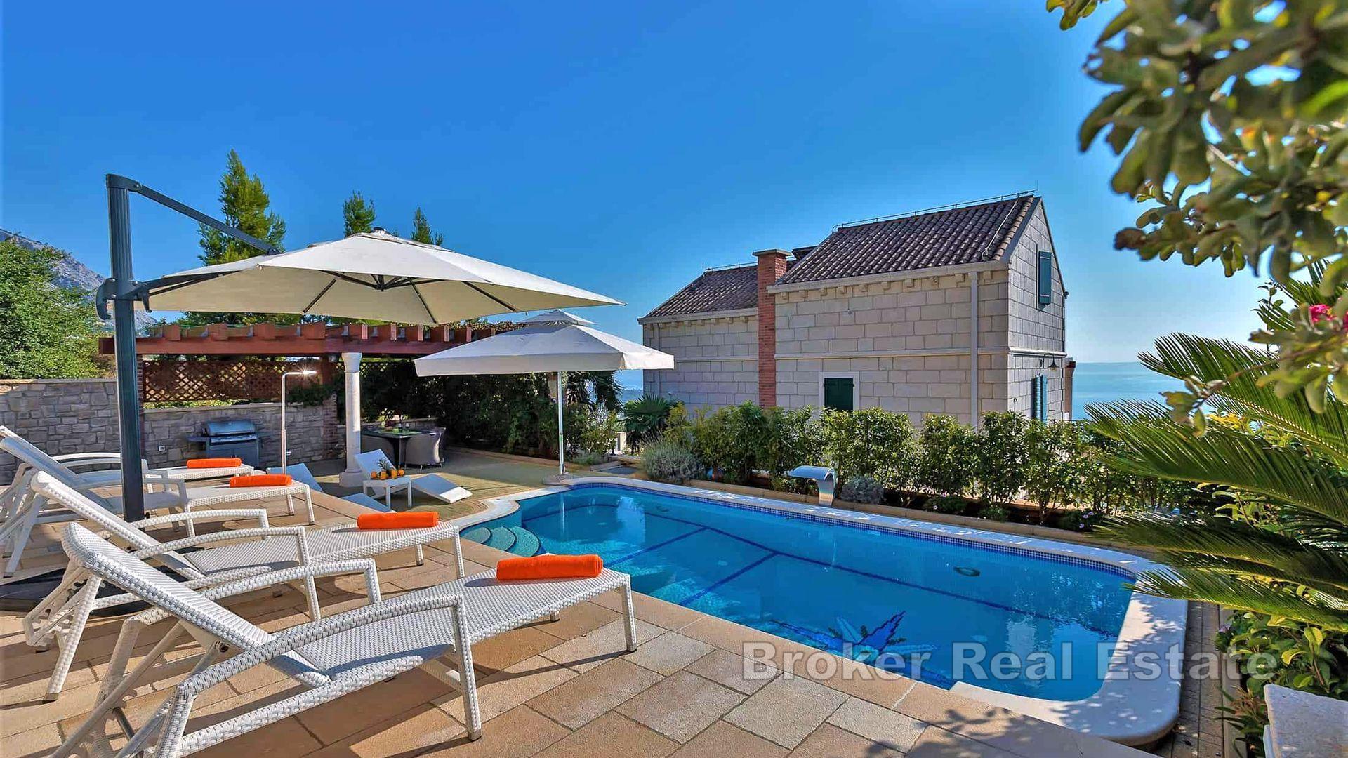 Steinvilla med basseng