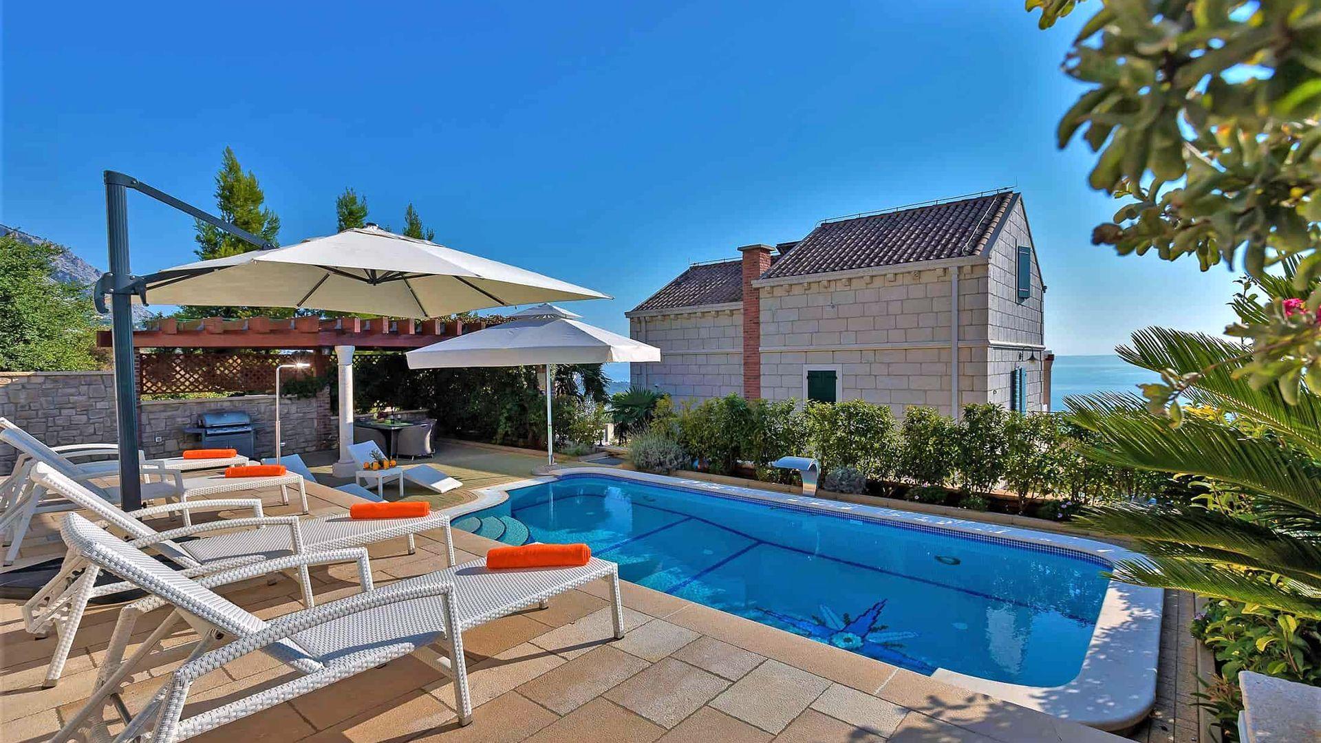 Steinvilla med basseng