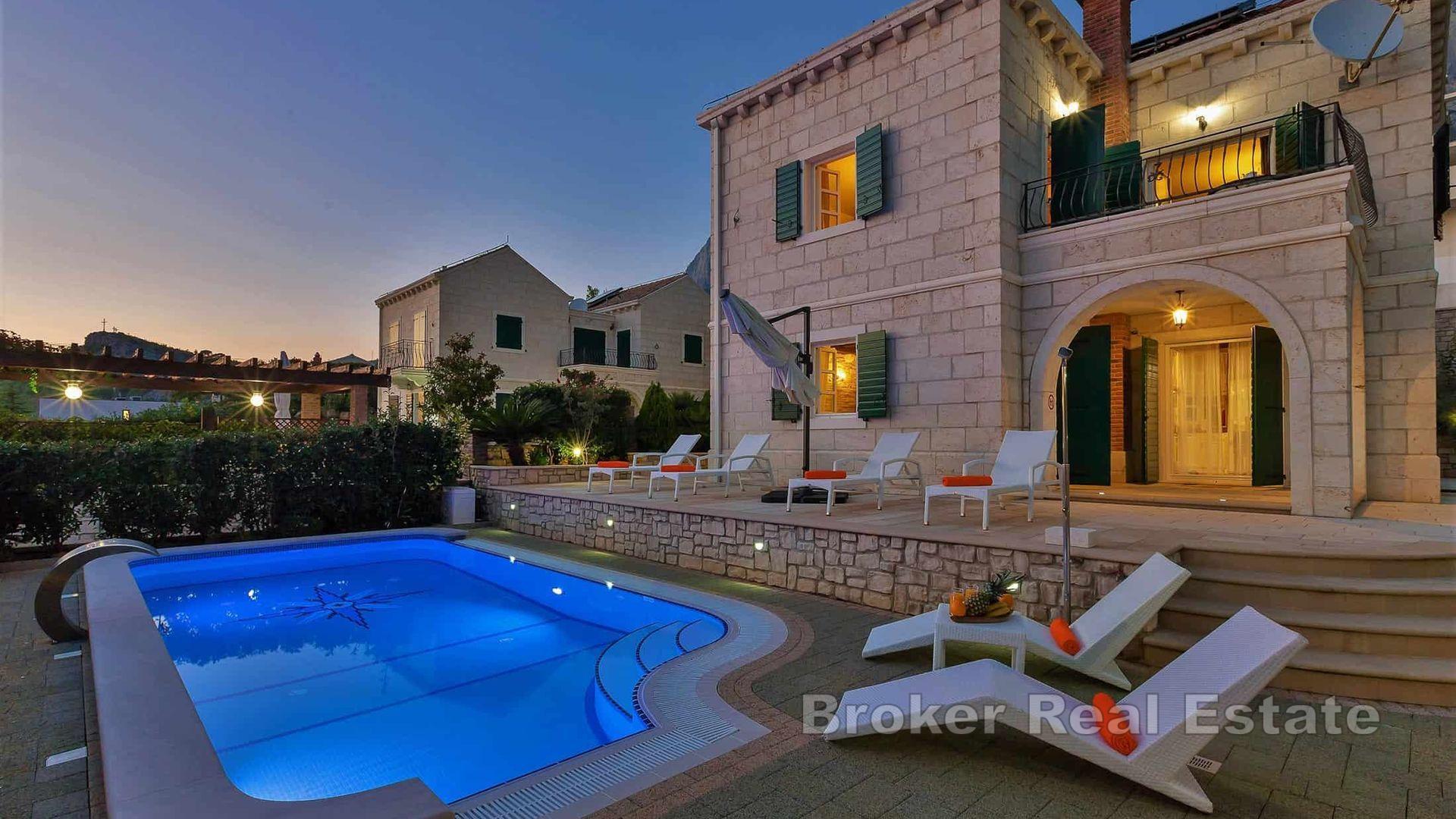 Steinvilla med basseng