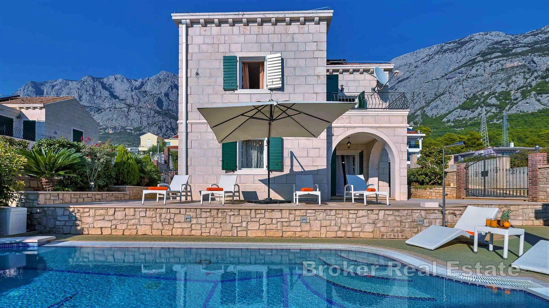 Steinvilla med basseng