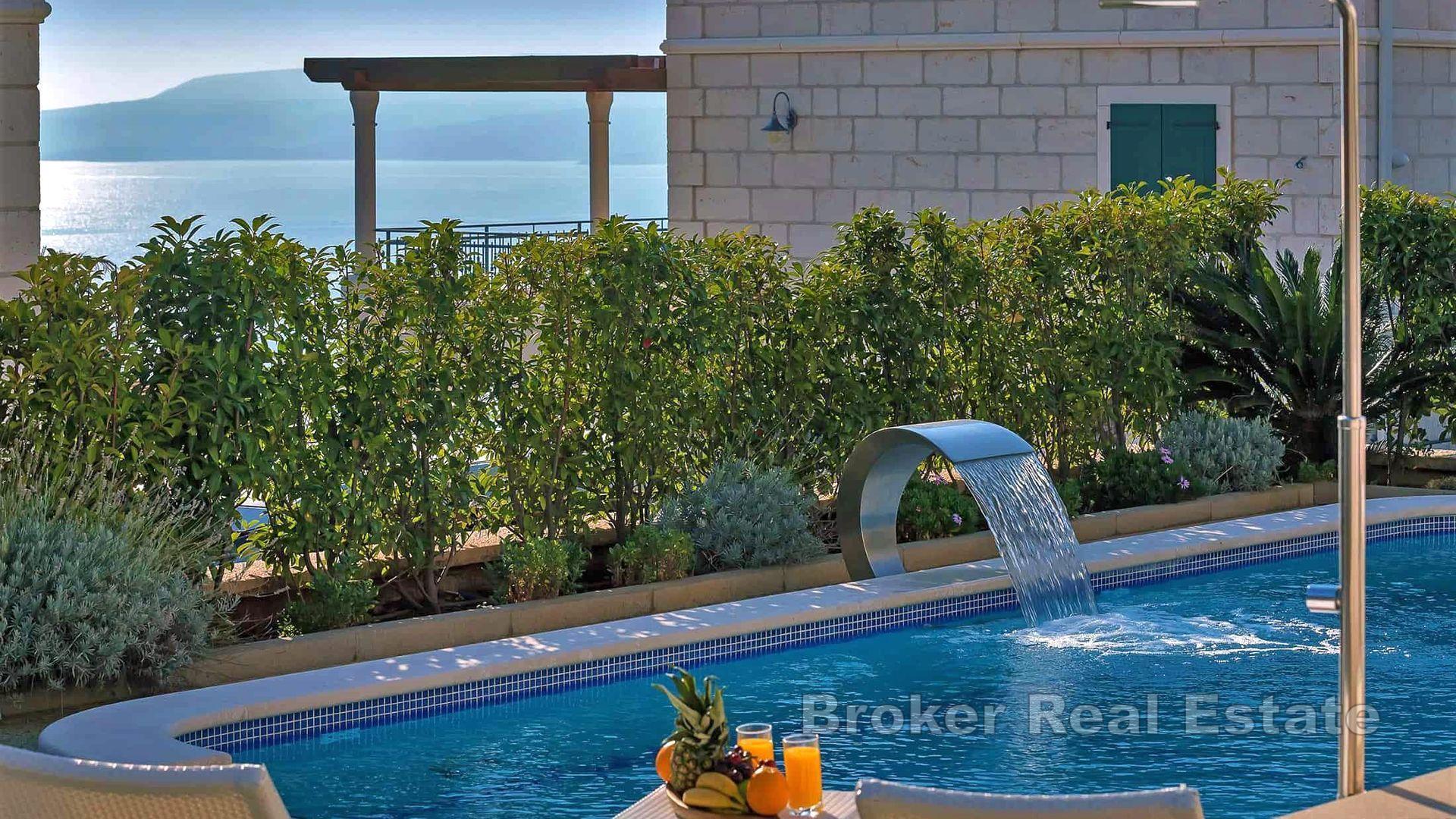 Steinvilla med basseng