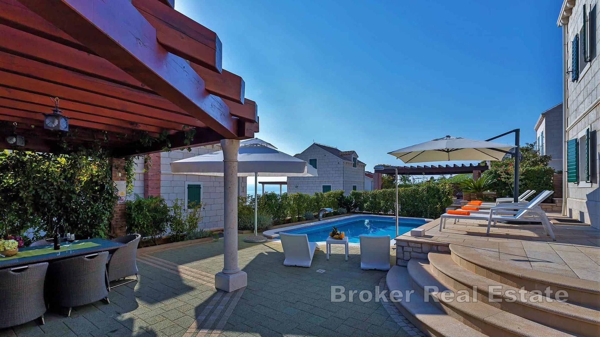 Steinvilla med basseng