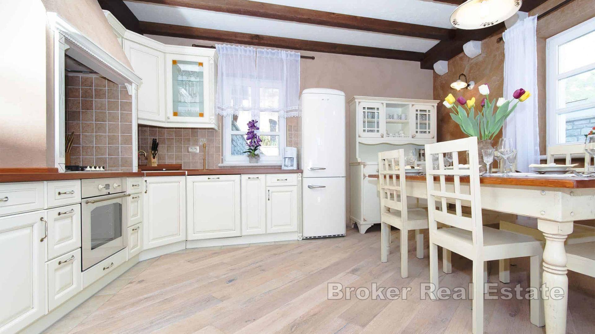 Steinvilla med basseng