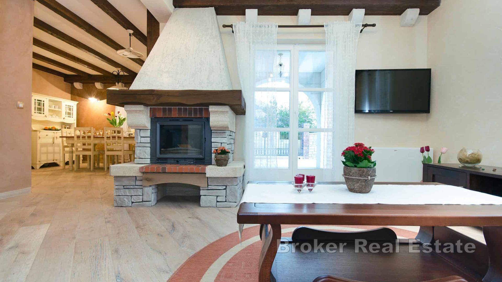 Steinvilla med basseng