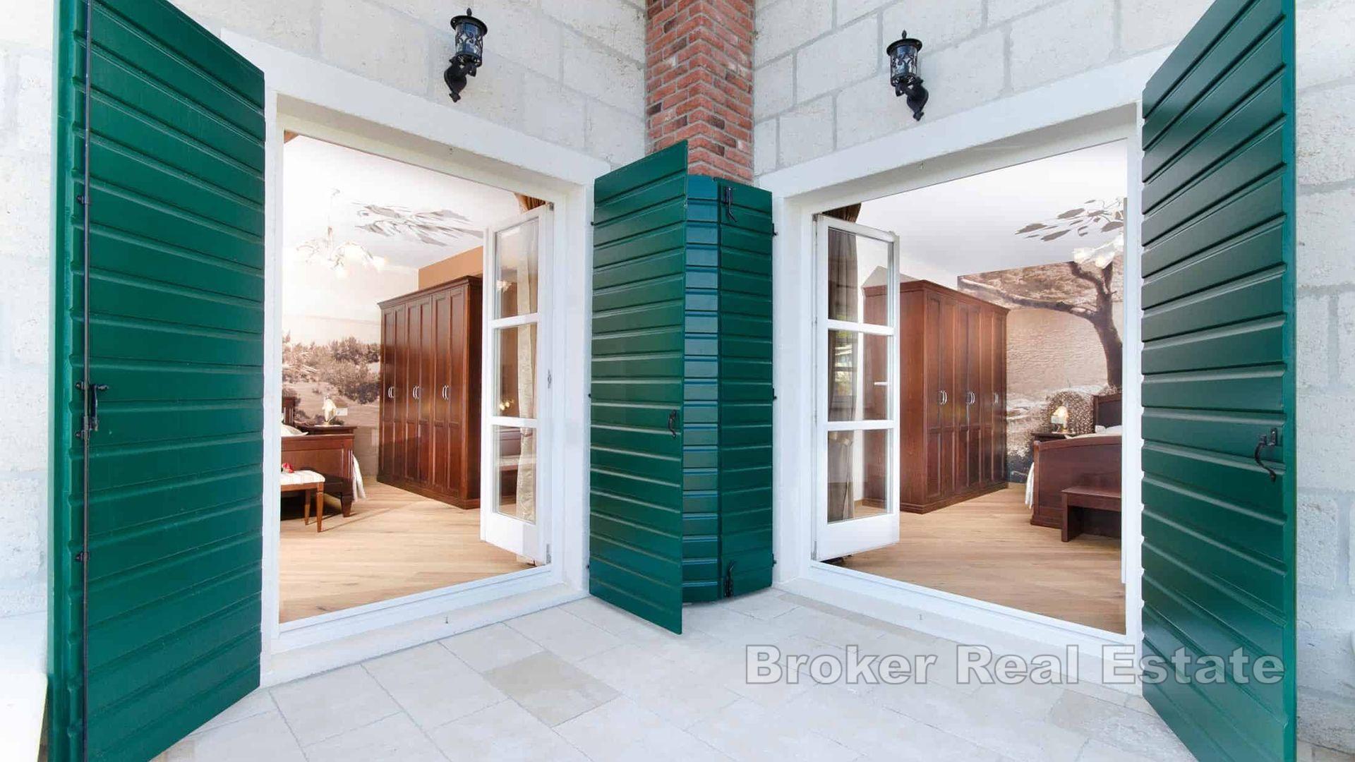 Steinvilla med basseng