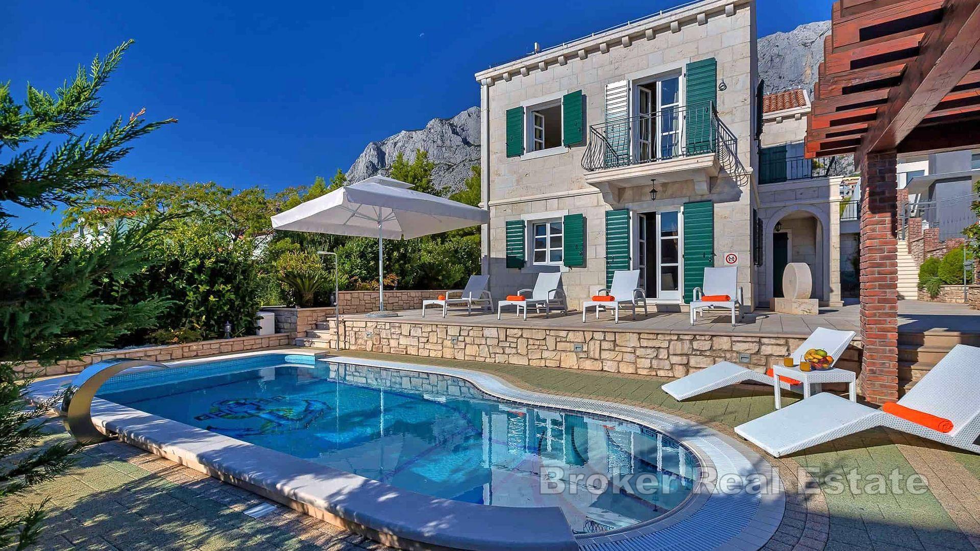 Villa in pietra con piscina e vista mare