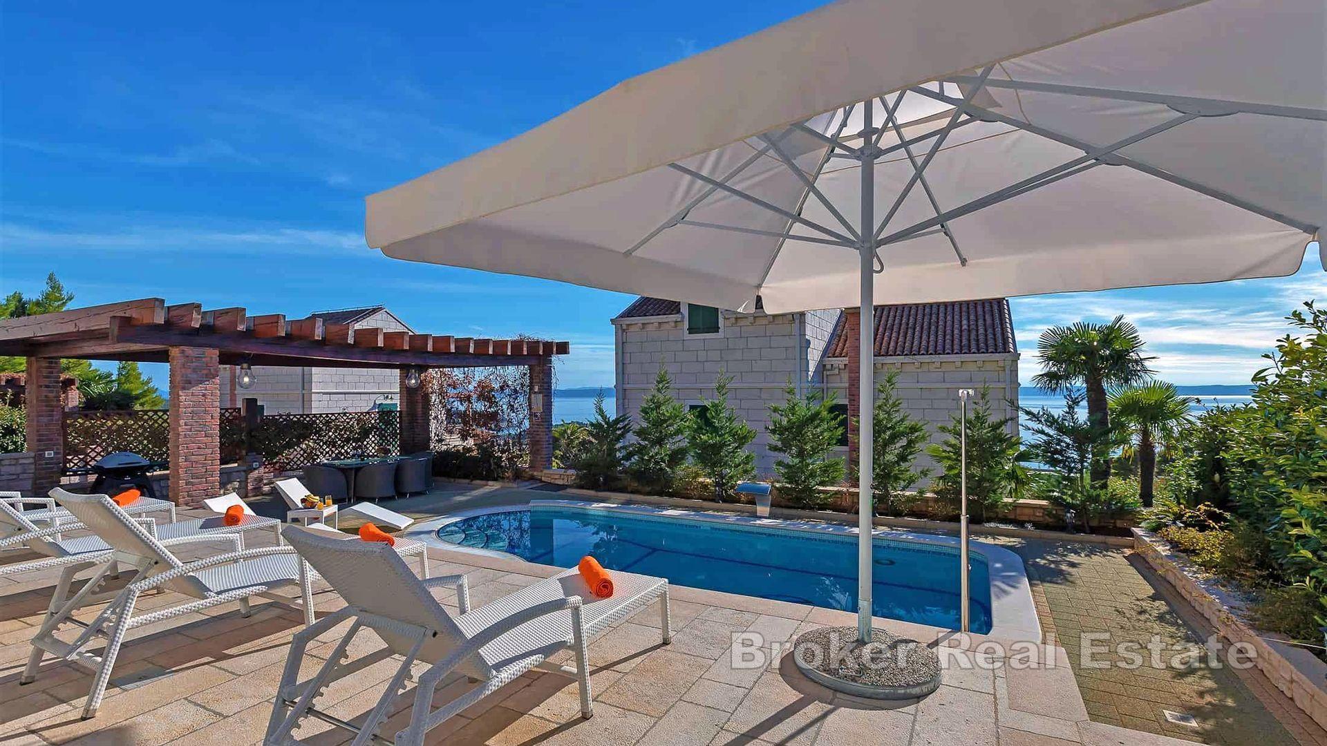 Villa in pietra con piscina e vista mare