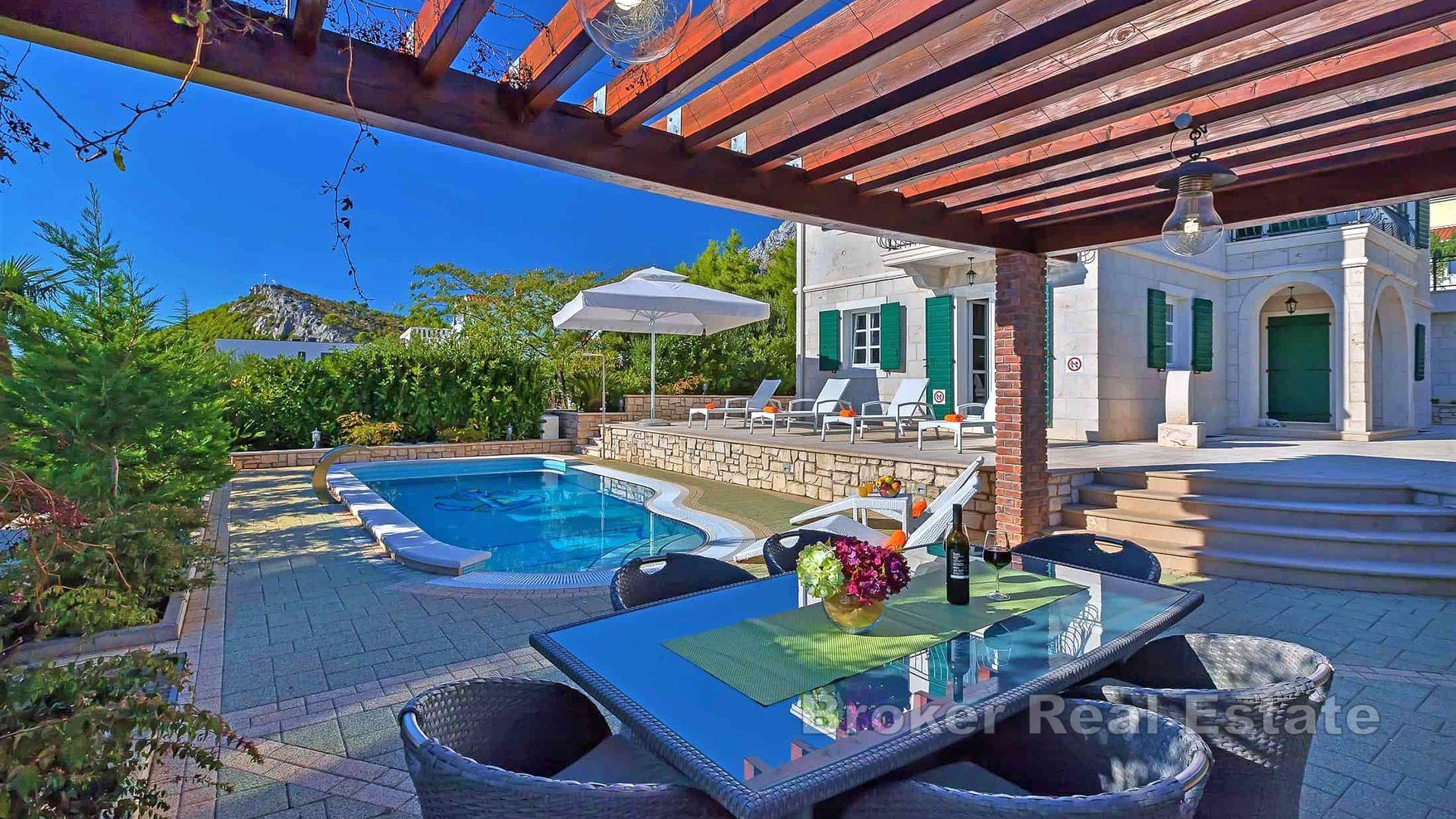 Villa in pietra con piscina e vista mare