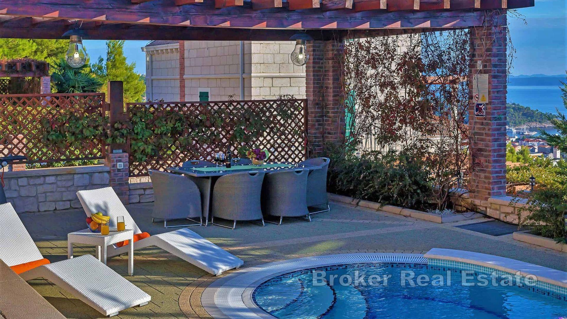 Kamena vila s bazenom i pogledom na more