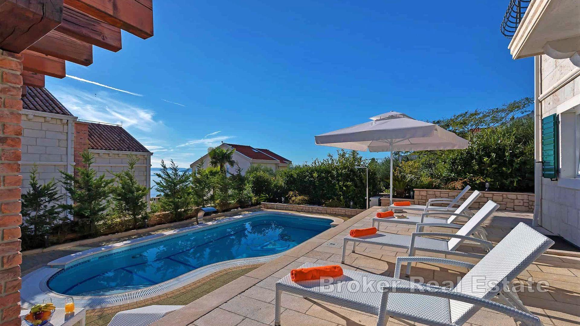Villa in pietra con piscina e vista mare