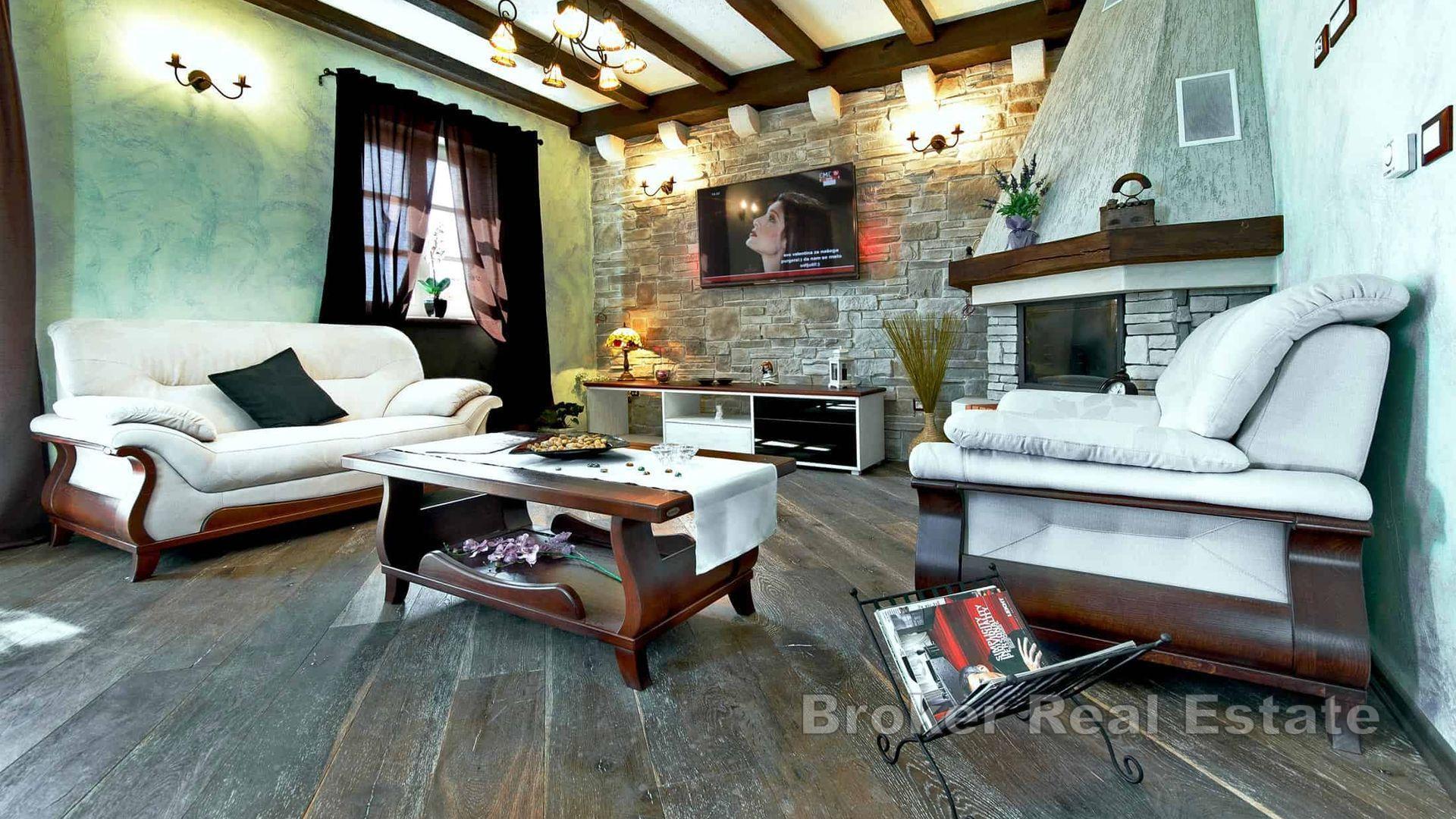 Stenvilla med pool och havsutsikt