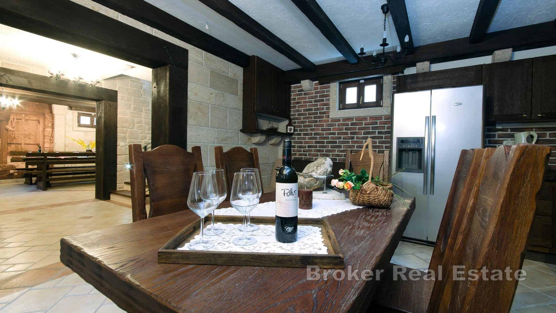 Villa in pietra con piscina e vista mare