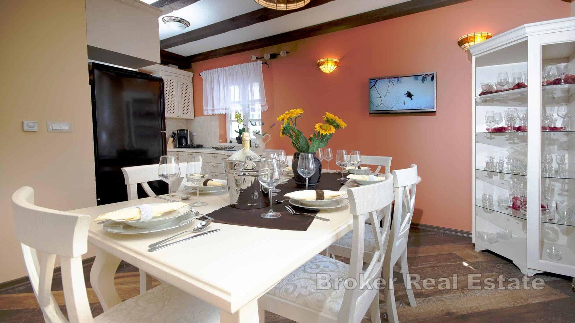 Kamena vila s bazenom i pogledom na more