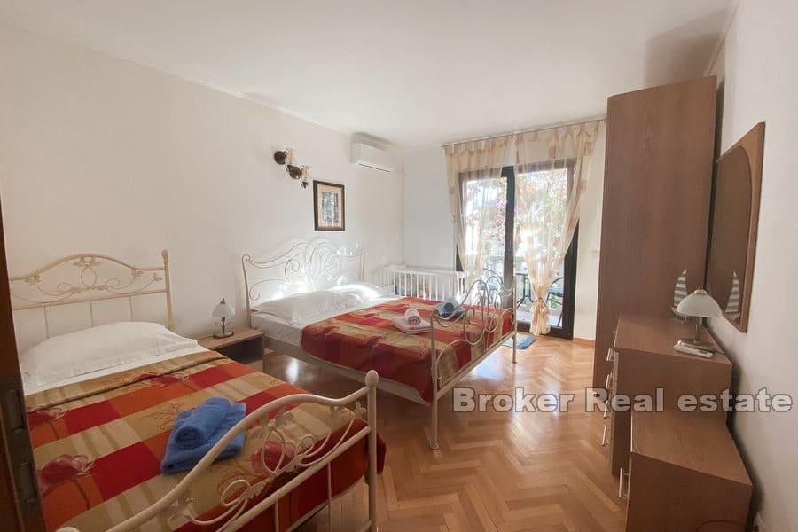 Leilighetshus nær sjøen