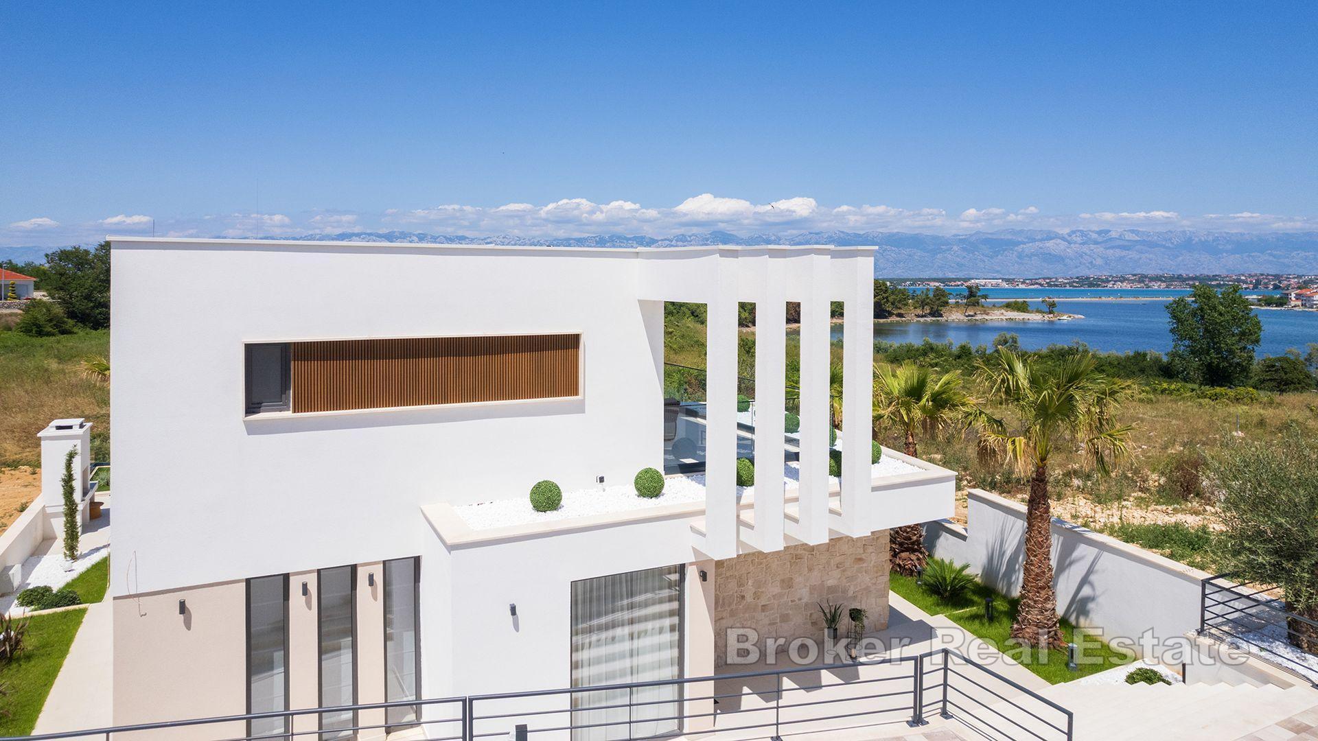 Villa med basseng nær sjøen