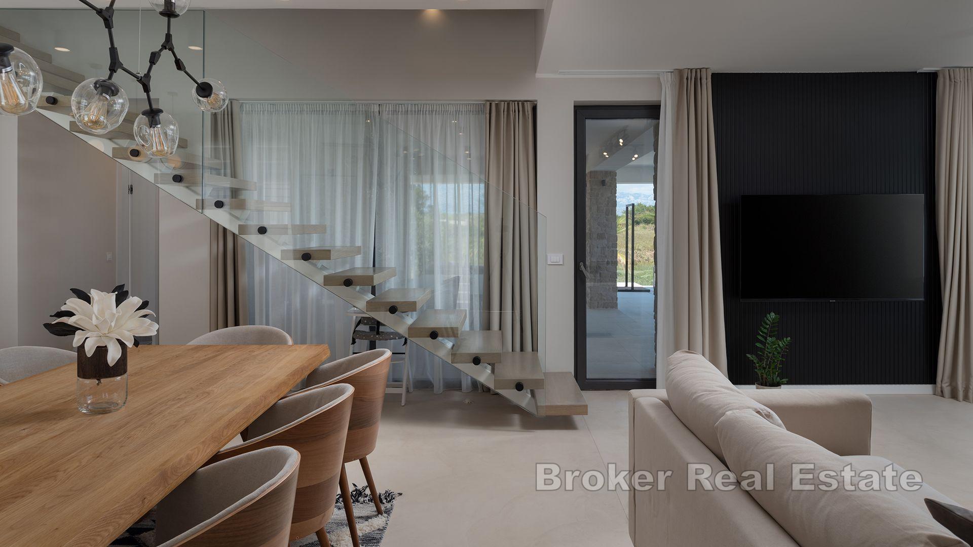 Villa med basseng nær sjøen