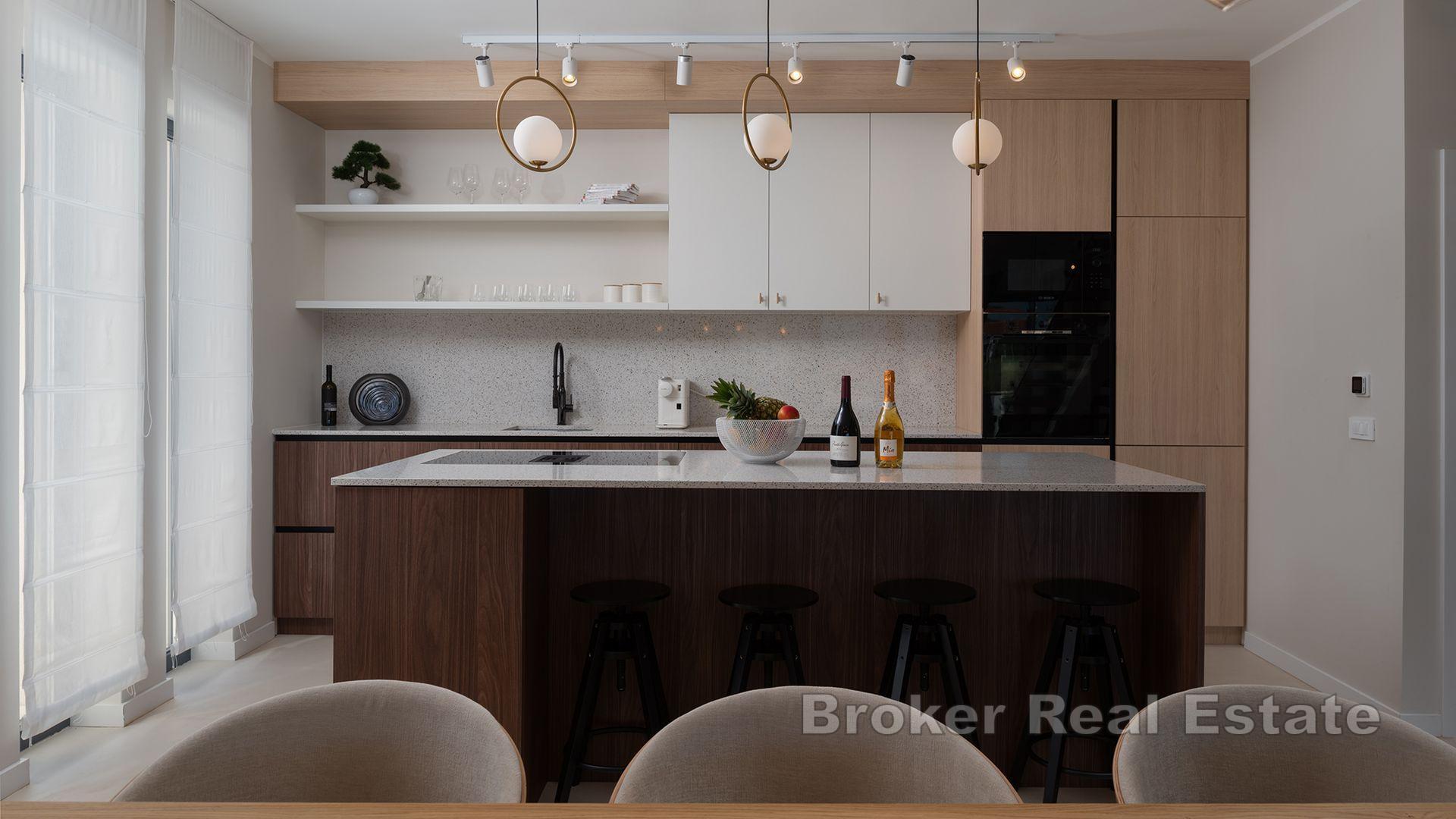 Villa med basseng nær sjøen