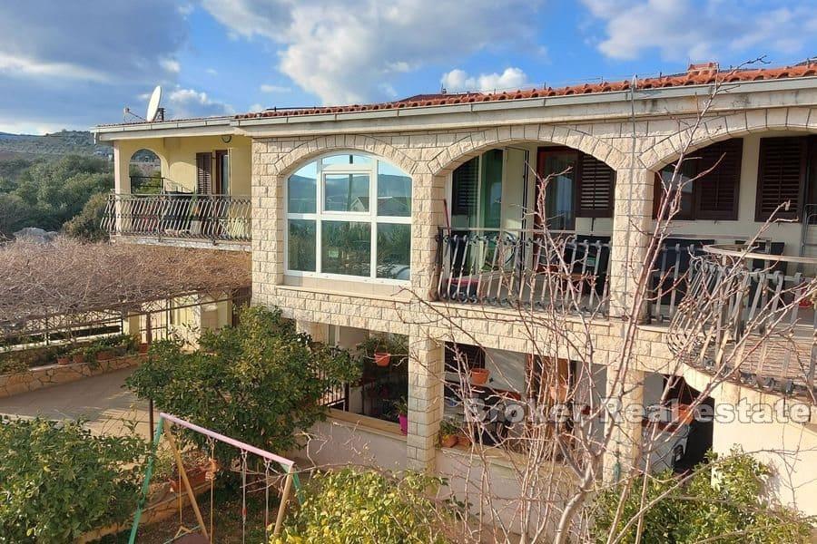 Immeuble avec piscine