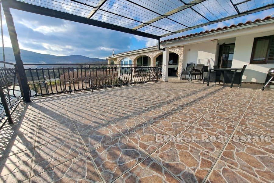 Apartmanska kuća sa bazenom