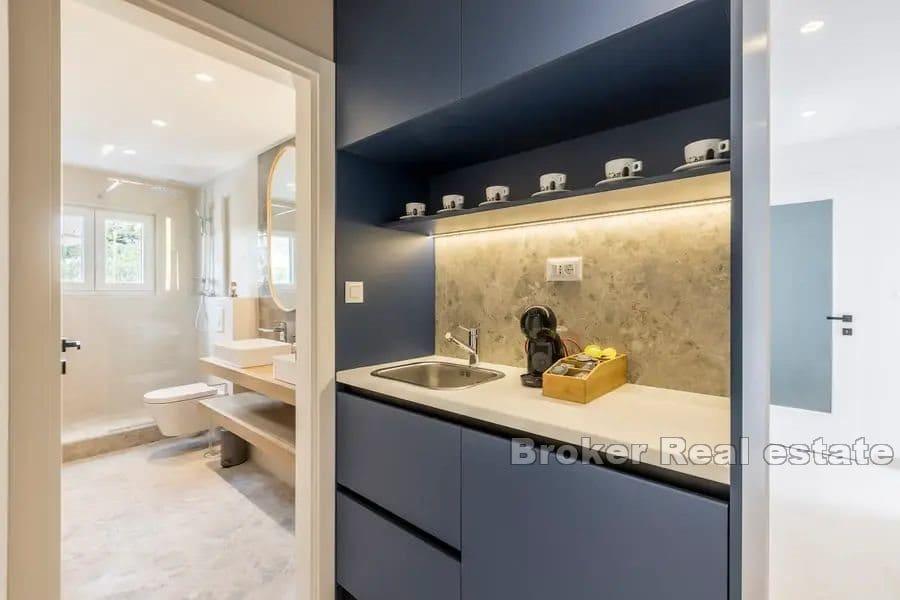 Современная вилла с бассейном