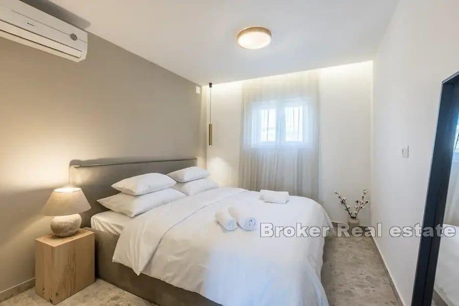 Современная вилла с бассейном