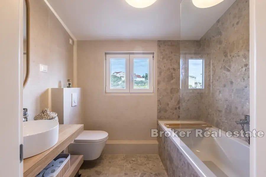 Современная вилла с бассейном