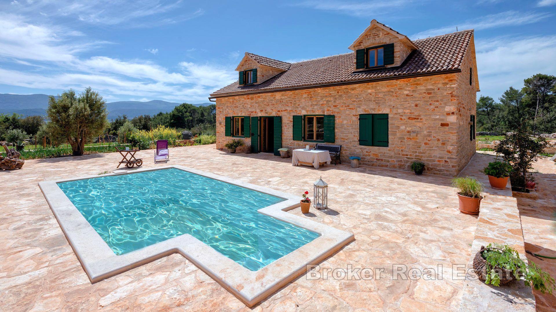 Unik fastighet med stenhus