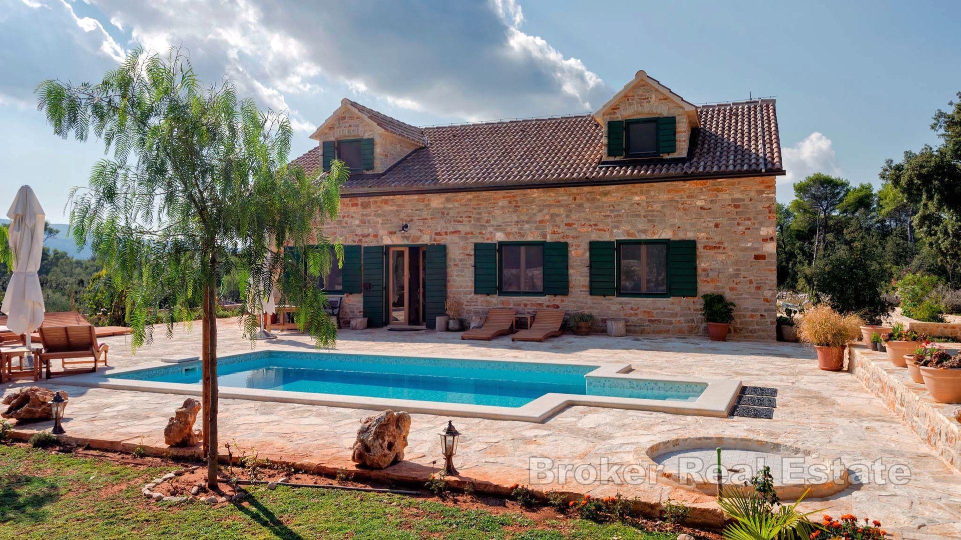 Unik fastighet med stenhus