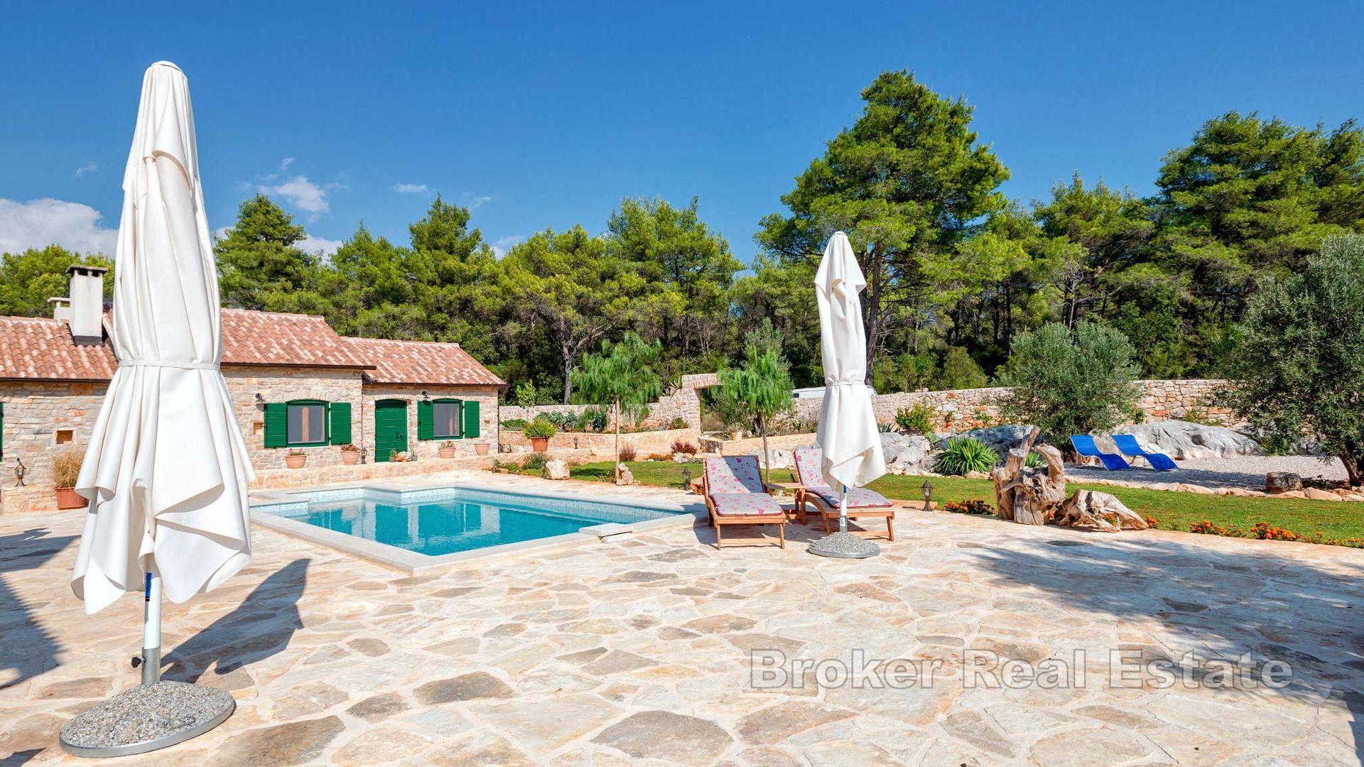 Уникальная недвижимость с каменными домами