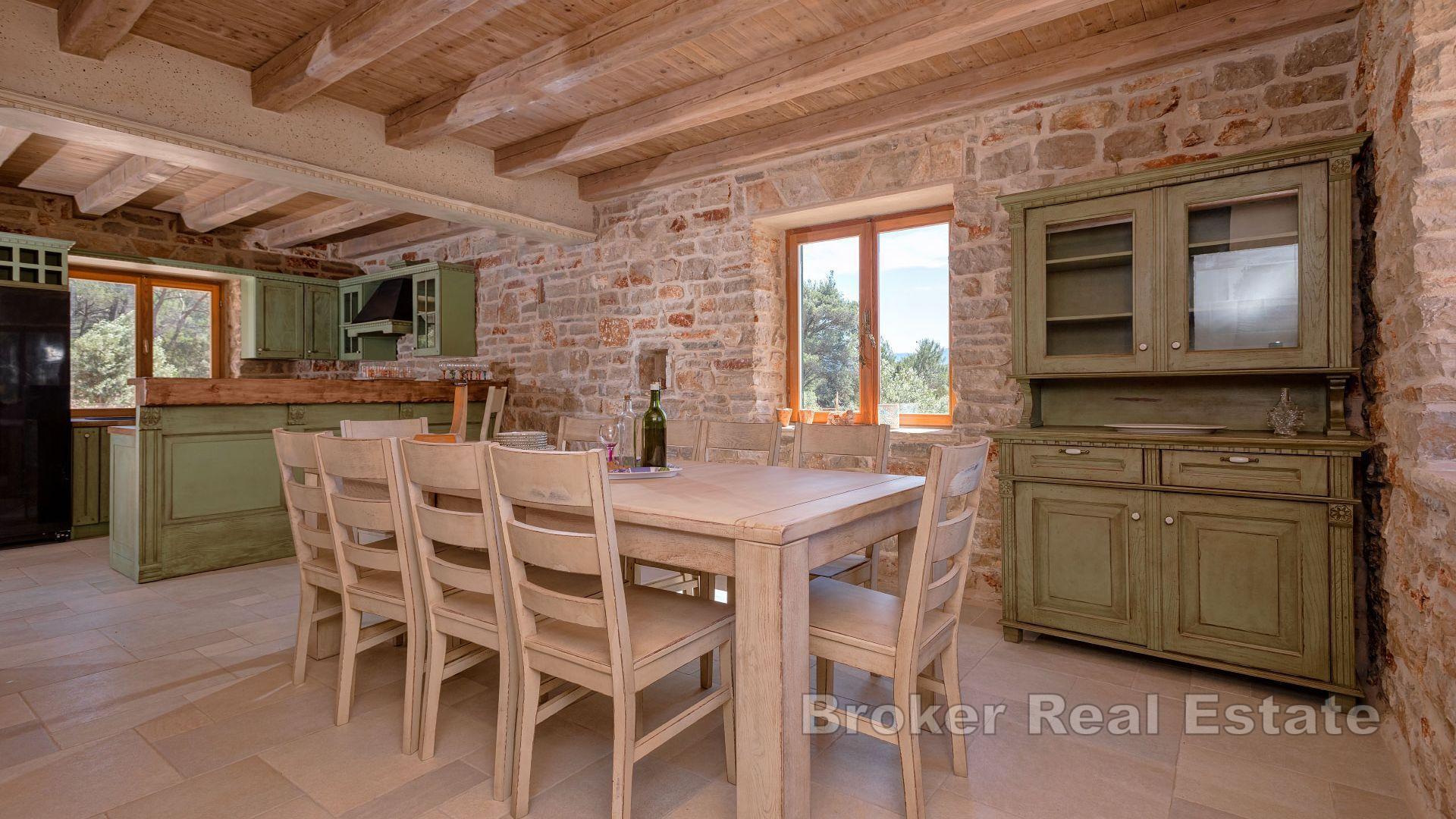 Уникальная недвижимость с каменными домами