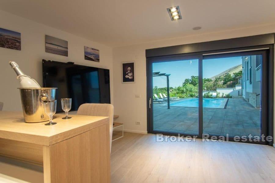 Villa med basseng og havutsikt