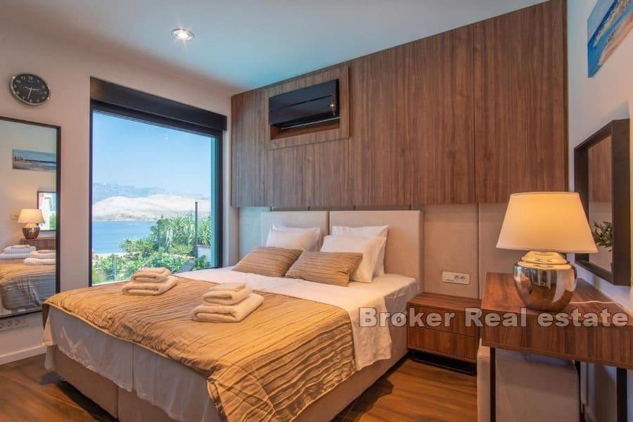 Villa med basseng og havutsikt