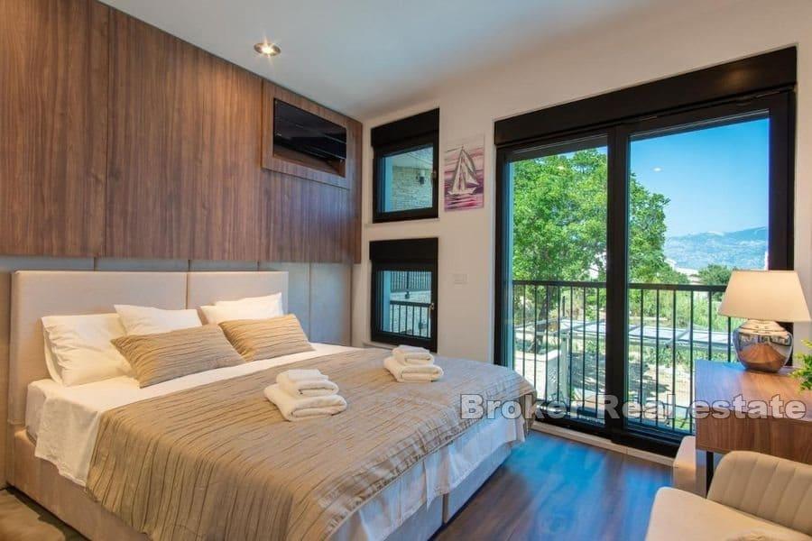 Villa mit Pool und Meerblick