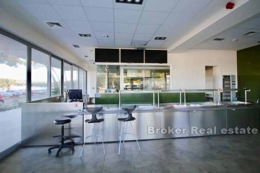 Restaurant in the first row to the sea