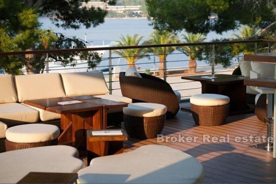 Bussines space in the first row to the sea