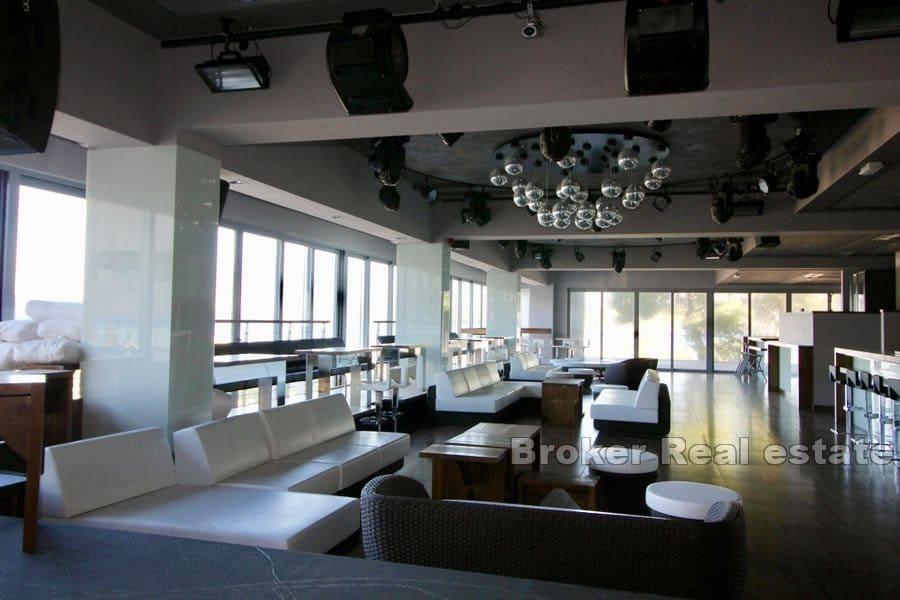 Przestrzeń biznesowa w pierwszym rzędzie do morza