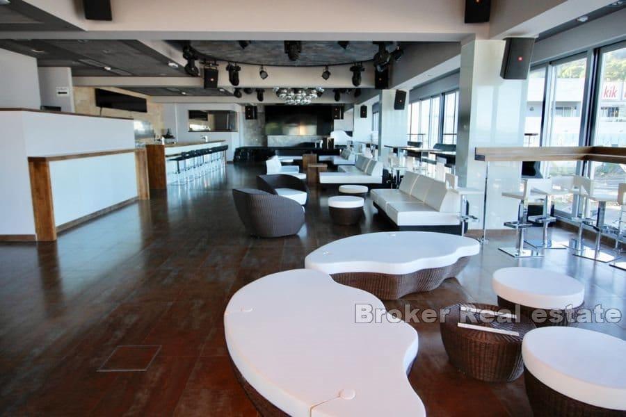 Bussines utrymme i första raden till havet