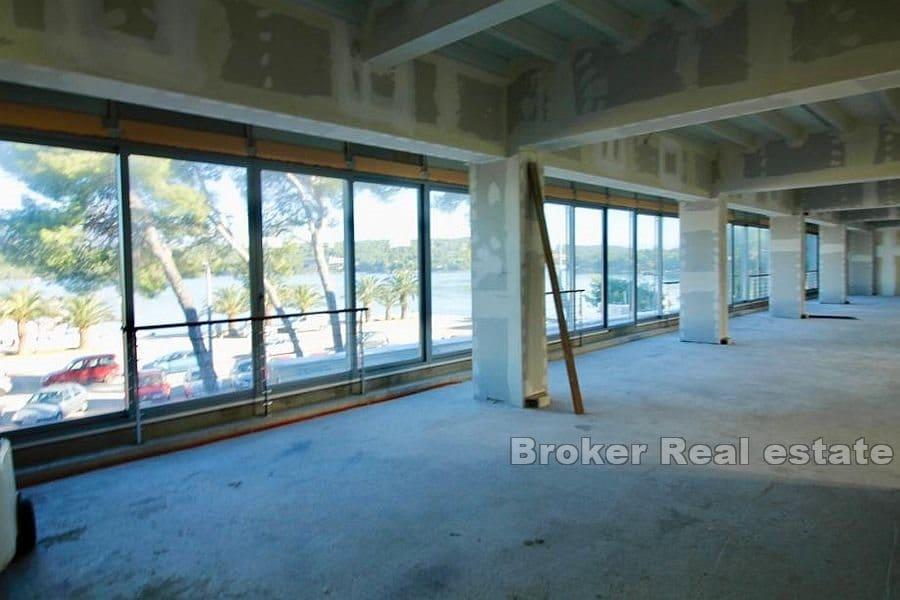 Espace commercial au premier rang de la mer