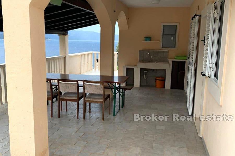 Dům s prostornou zahradou v blízkosti moře