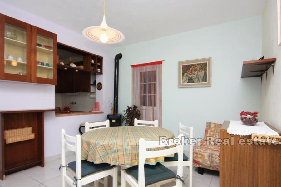 Hus med en stor trädgård nära havet