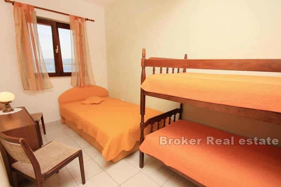 Dům s prostornou zahradou v blízkosti moře