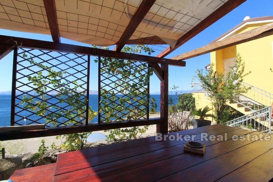 Apartment house first row to the sea